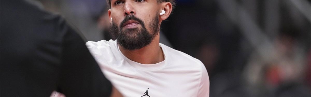 交易正式完成后，奇才队特雷·杨展示了他将来会穿着的新球衣